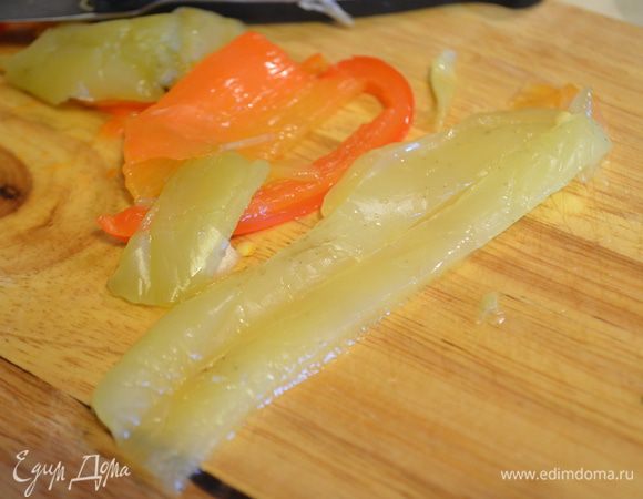 С остывших перцев снять кожу - это очень просто! И нарезать их на одинаковые полоски.