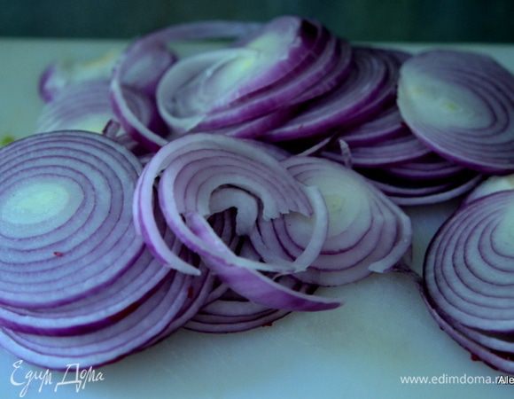 Тонко порезать 4 средних красных луковицы.