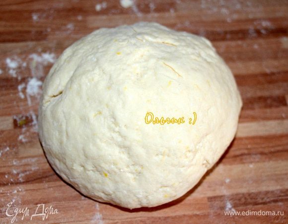 Замешиваем тесто. Оно не должно липнуть к рукам.
