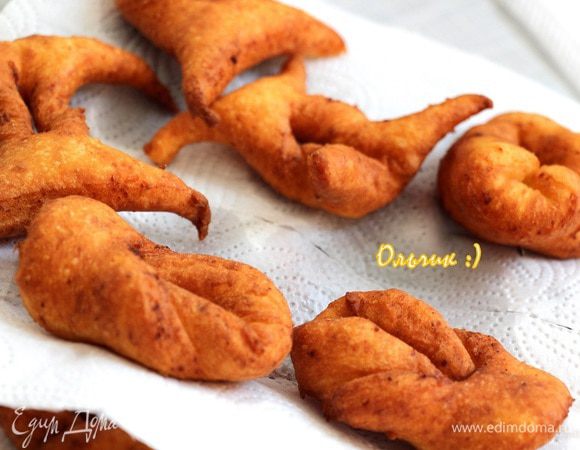 Выкладываем на бумажное полотенце, чтобы удалить излишний жир.