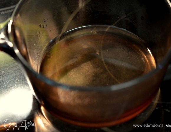 В кастрюлю вылить 1 стакан рисового уксуса, добавить сахар и соль, затем воду. Поставить на огонь, довести до кипения и кипятить 2 мин. Снять тут же с огня.