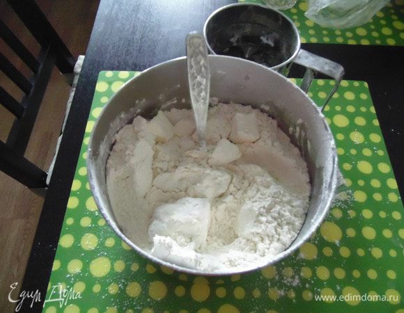Растереть масло (маргарин) с мукой.