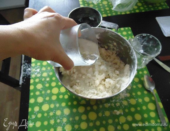 В стакан с холодной водой добавить уксусную эссенцию, размешать и вылить в тесто.