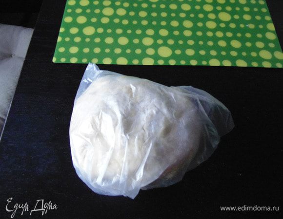 Положить тесто в целлофановый мешочек и убрать на 30 минут в холодильник.