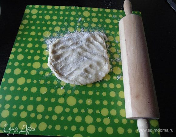 Достать тесто из холодильника, через 30 минут, и отрезать кусочек для раскатки.