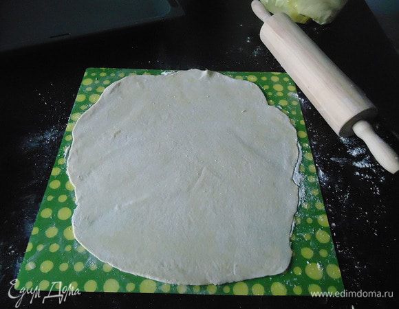 Тесто тонко  раскатать.