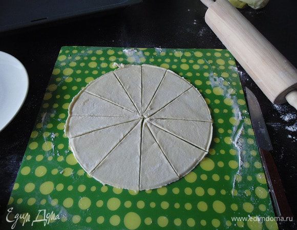 Нарезать треугольнички.