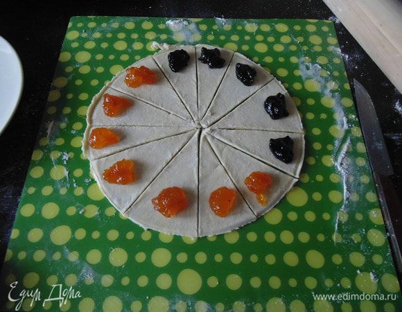 На широкую часть каждого треугольника положить начинку.