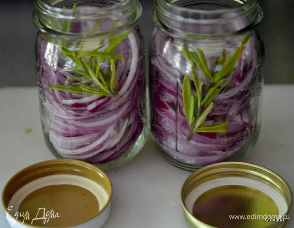 Разложить лук по чистым баночкам после стерилизации, разлить этот маринад, разложить по веточкам розмарина. Закрыть крышкой и поставить  в холодильник на 1 день. На следующий день будет готово.