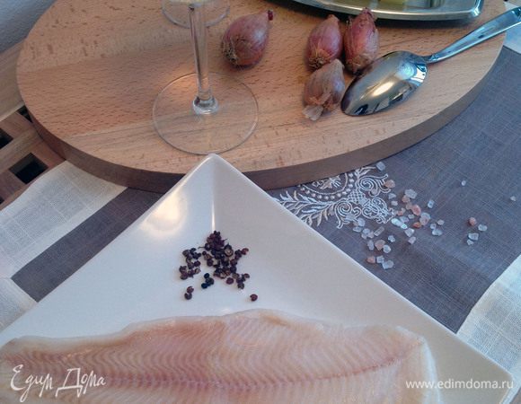 Разрезать кусок масла на мелкие части и отложить в сторону. 