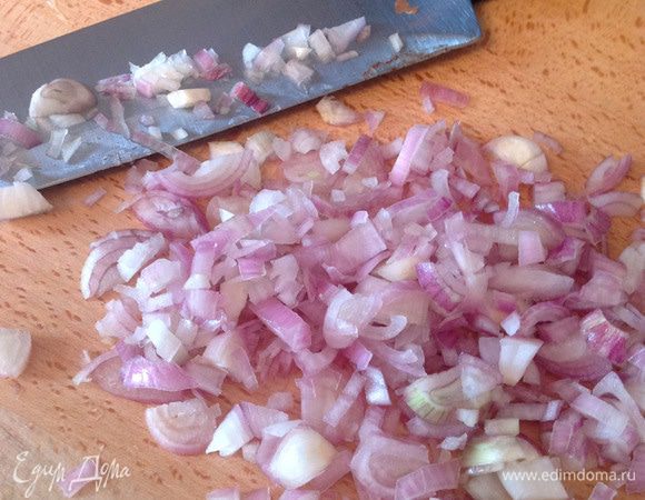 Очень мелко порезать шалот. Используется 1 луковица на 1 человека.