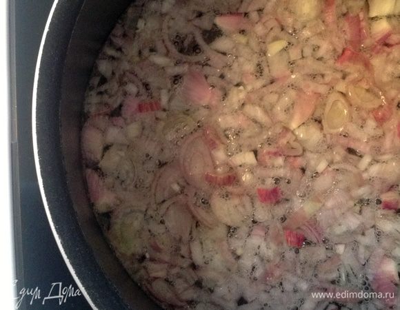 В кастрюле смешать мелко нарезанный шалот вино и уксус, уварить на маленьком  огне. Должно остаться  несколько столовых ложек.
В оригинале используется определенное вино, но, если у вас  другое мускатное вино, оно тоже рецепта не испортит. Это же вино, которое будет прекрасным аккомпанементом к блюду!)