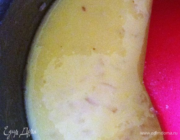 Начать энергично вымешивать, добавляя потихоньку сливочное масло комнатной температуры. 
Мешать до гладкой консистенции. Добавить соль и перец.