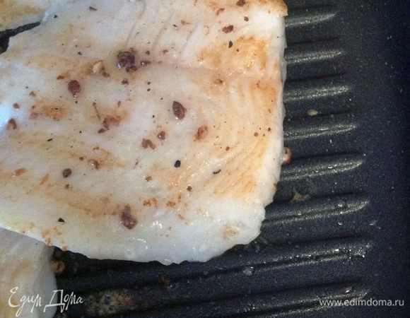 Тем временем жарим на гриле чуть подсоленные и перченые филе палтуса, предварительно разрезав их на порционные кусочки.