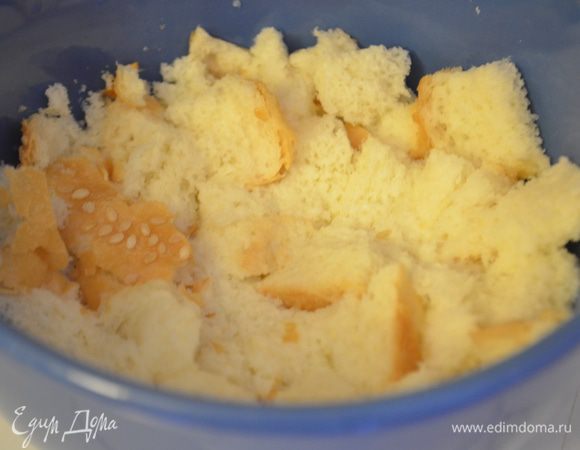 Хлеб наломать на кусочки и залить горячим молоком. Дать постоять пять минут