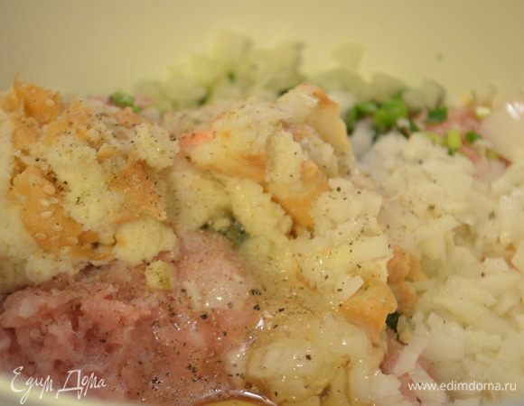 в фарш добавляем мелко нарубленный лук, яйцо, зелень и хлеб - который надо отжать от молока. Солим и перчим и как следует размешиваем. 