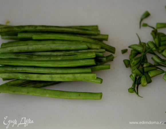 Отрежем кончики у фасоли.