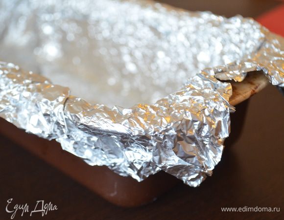В форму для хлеба/кекса выкладываем фольгу 