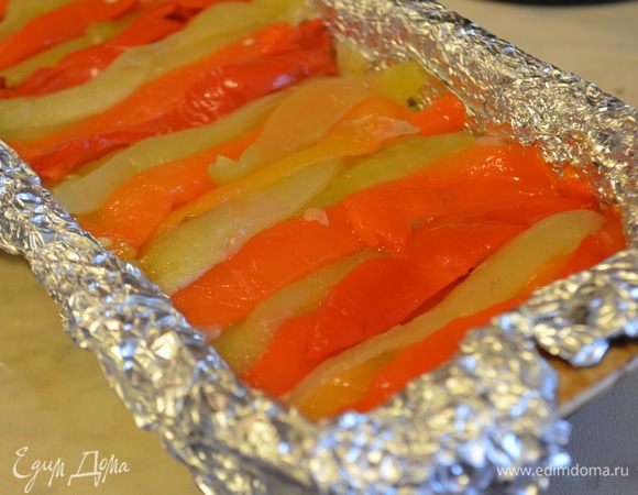 достаем и раскладываем полоски перца, чередуя цвета. 