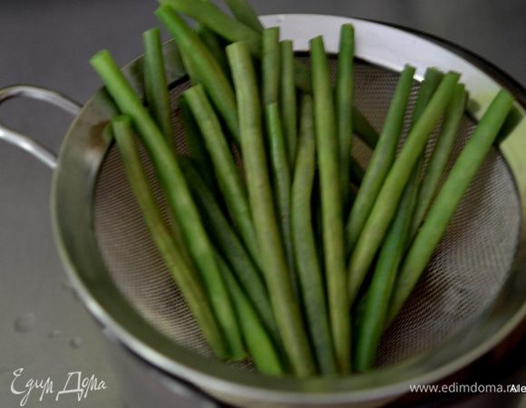Положить фасоль в горячую кипящую воду на 6 мин. Затем воду слить, вытереть фасоль бумаж. полотенцем. И остудить в холодильнике пока готовим чатни.