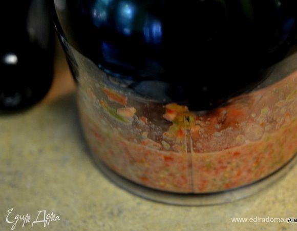 Вымытые небольшие томаты выложим в фудпроцессор или блендер. Затем остальные ингредиенты, посолить. Пропульсируем.