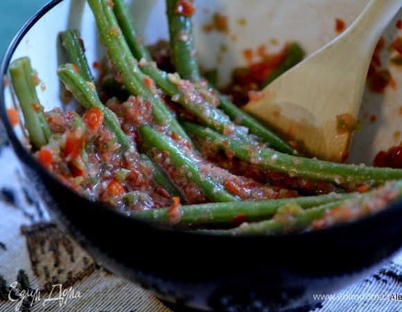 Чатни выкладываем поверх зеленой фасоли. Перемешиваем