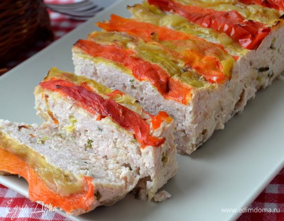 Выпекаем еще 15 минут при той же температуре. Готовый хлеб немного остудить и освободить от фольги. Нарезать на ломтики и подавать с овощным салатом и вкусным хлебом. 