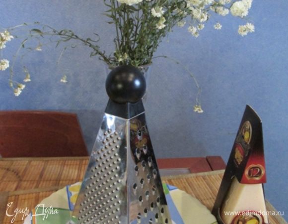 Сыр "Джюгас" натереть на крупной терке