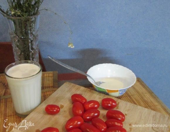 Помидоры вымыть и обсушить.
Кукурузный крахмал развести в 1 сл. л. сливок.