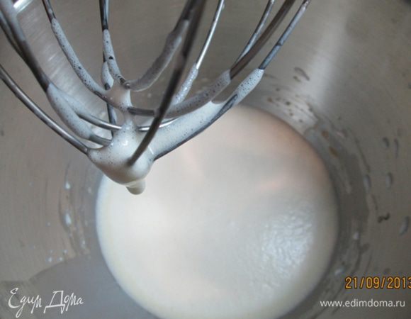 Взбить яйцо и желтки. Добавить разведенный крахмал, перемешать. Влить оставшиеся сливки, перемешать.
Отложить 1 ст. л. тертого Джюгаса. 
Оставшийся сыр добавить в яично-сливочную смесь. Посолить.