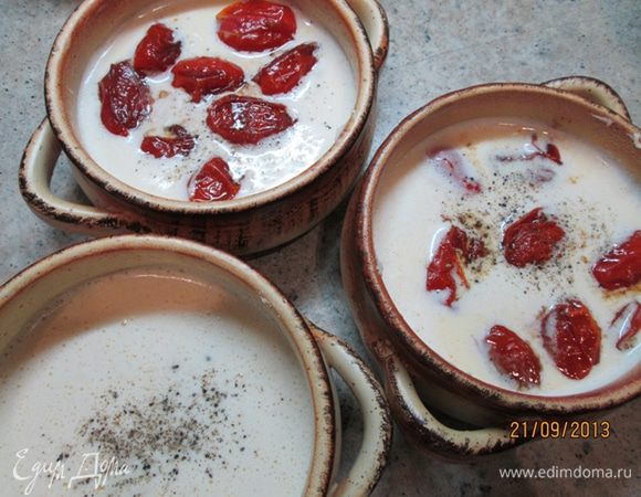 Формочки смазать сливочным маслом. Наполнить их кремом. Разложить помидоры по формочкам. Поперчить. Присыпать оставшимся сыром "Джюгас".
Духовку разогреть до 200 град. Поставить блюдо в духовку. Через 10 мин. снизить температуру до 180 град. и готовить еще 30 мин.
Подавать горячим.