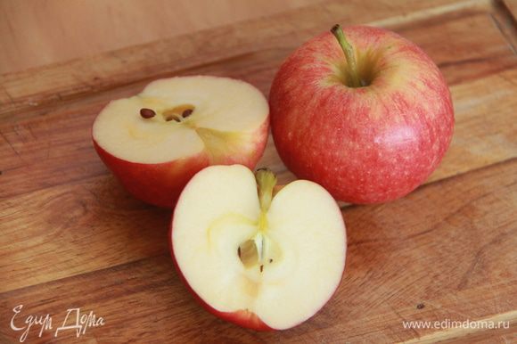 Начнём с яблок. Их нужно ферментировать, то есть подвергнуть брожению. Берём яблоко, нарезаем на кусочки (со сторонами по 2 см), сердцевину и семена удалить.