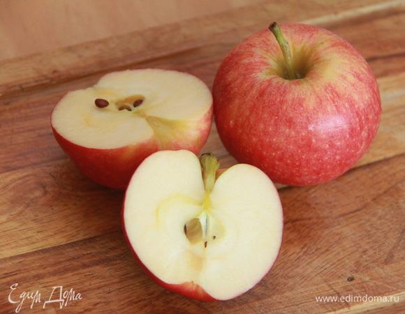 Начнём с яблок. Их нужно ферментировать, то есть подвергнуть брожению. Берём яблоко, нарезаем на кусочки (со сторонами по 2 см), сердцевину и семена удалить.