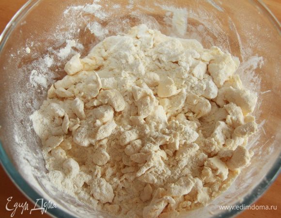 Муку и маргарин смешать: порубить или перетереть, как вам больше нравится.