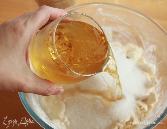 Добавить сахар, соль и пиво, перемешать. 