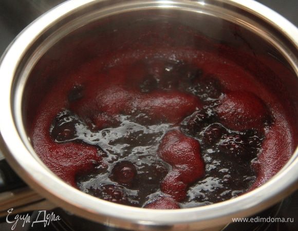 Смородину измельчить с помощью блендера, добавить сахар, проварить минут 30 до загустения. Остудить. 