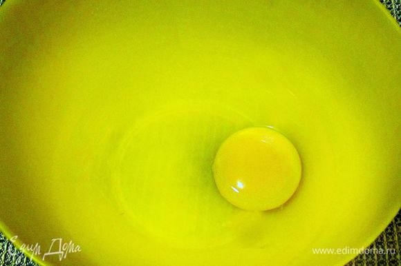 Яйцо взбить с шестью ст. ложками тёплой воды.