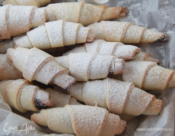 Готовые рогалики посыпать сахарной пудрой. Из данного количества ингредиентов получается в среднем 70 рогаликов, а это 1 кг 800 г! Приятного чаепития!