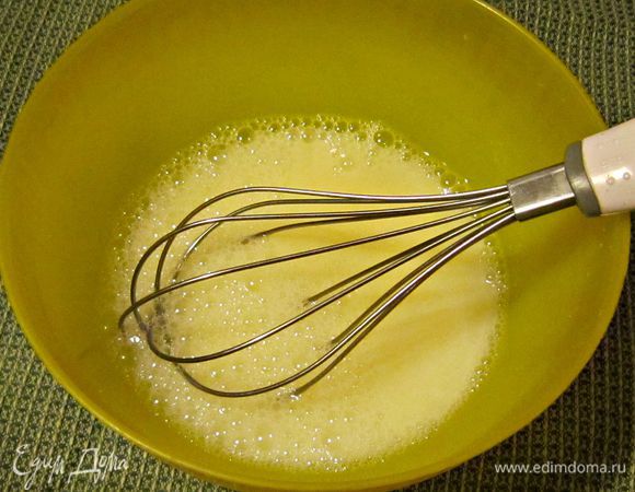 Добавить соль, уксус и взбить.