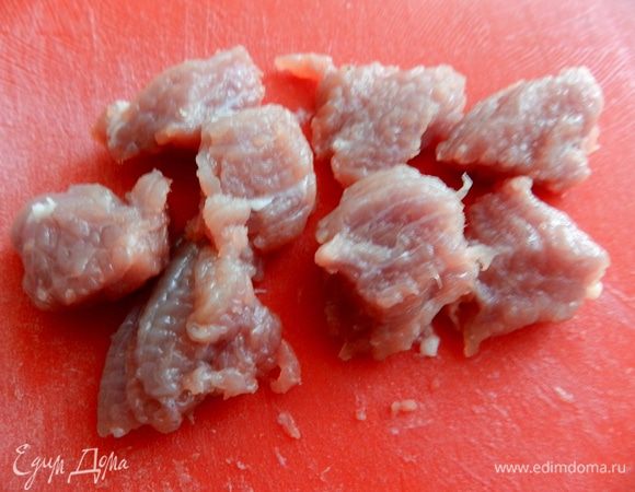 Приготовление бульона. В кастрюлю с водой положить предварительно промытую и порезанную небольшими кусочками говядину. Довести до кипения, периодически снимая пенку. Посолить по вкусу, добавить в бульон горошек и лавровый лист. Также вложить в бульон любое готовое мясо и порезанные колечками сосиски. Время приготовления бульона 1 час - 1 час и 20 мин. 