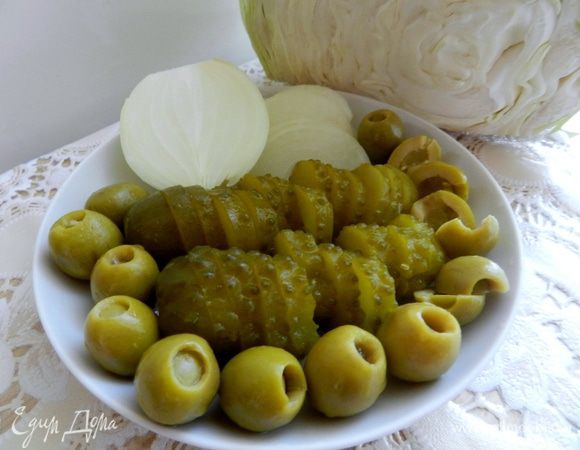 Во время приготовления бульона: мелко порубить луковицу, поджарить ее на масле, засыпать 1 ложку муки , размешать с луком, поджарить, развести небольшим количеством бульона; добавить нарезанные колечками соленые огурцы, оливки, разделенные напополам, влить стакан огуречного рассола, положить шинкованной капусты. Готовить в течение 20-30 мин.