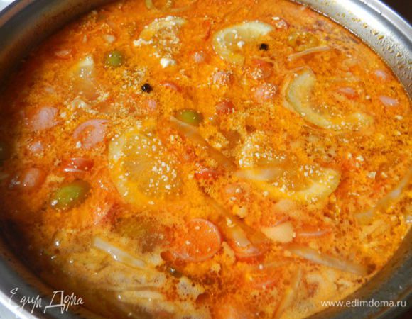 Когда продукты на сковороде будут готовы, вложить их в готовый бульон, добавить томатной пасты, сметаны или сливок и дольки лимона. Кипятить минут 40. 