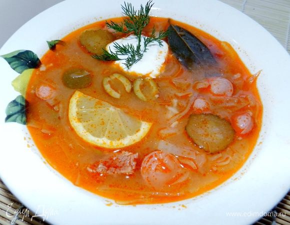 При подаче добавить в тарелку с соляночкой ложку сметаны и измельченный укроп. Общее время приготовления 2 часа.