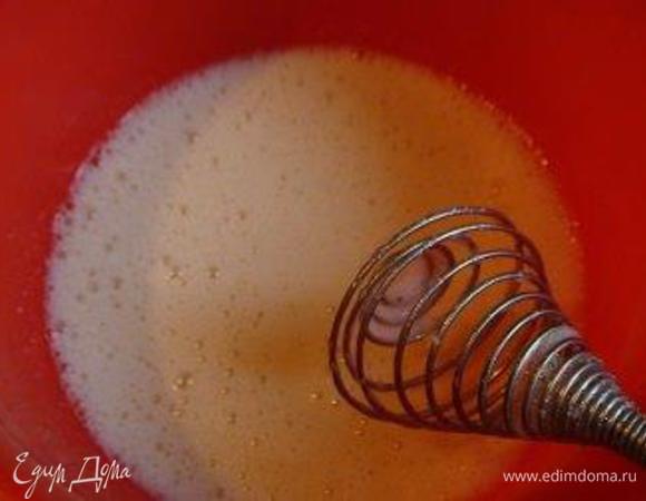 Смешать все ингредиенты для теста, кроме муки.