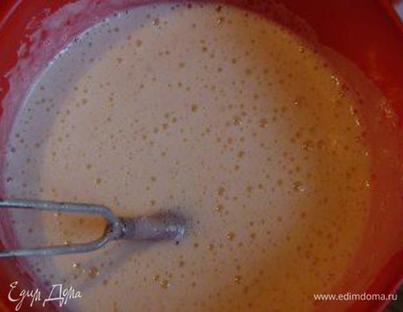 Поставить на водяную баню и, взбивая венчиком, довести до увеличения объема в 2-2,5 раза (примерно 10 мин.).