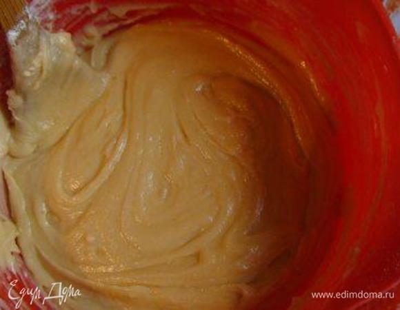 Пышную массу снять с огня, дать ей немного остыть и, добавив муку, замесить тесто. Оно будет липким, поэтому поставить его в холодильник минимум на 1 час - изменит консистенцию, станет более плотным и послушным.