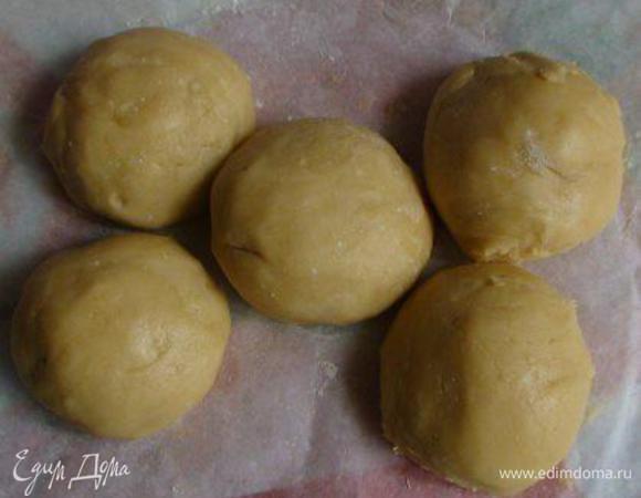 Нагреть духовку до 200 градусов.
Достать тесто и разделить на 5 равных частей (если диаметр формы больше, чем 20 см, тогда на 4 - коржи должны быть толще, чем в медовике).