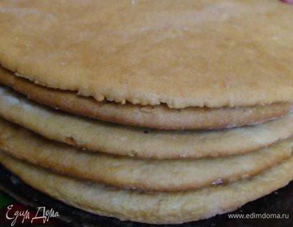Таким же образом испечь еще 4 коржа.