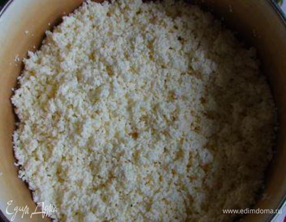 Займемся кремом.
Творог протереть через сито (автор не протирала и у нее в креме характерные творожные крупинки. У меня они тоже есть, но гораздо мельче. Так что протирание творога на Ваше усмотрение).