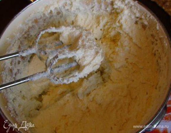 Взбить творог с желтками и сахаром и ванилью.